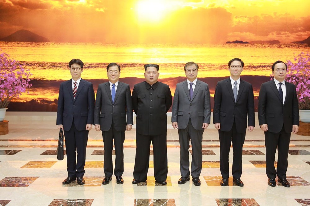 Kim_Jong-un_meeting_with_South_Korean_envoys_at_the_Workers'_Party_of_Korea_main_building