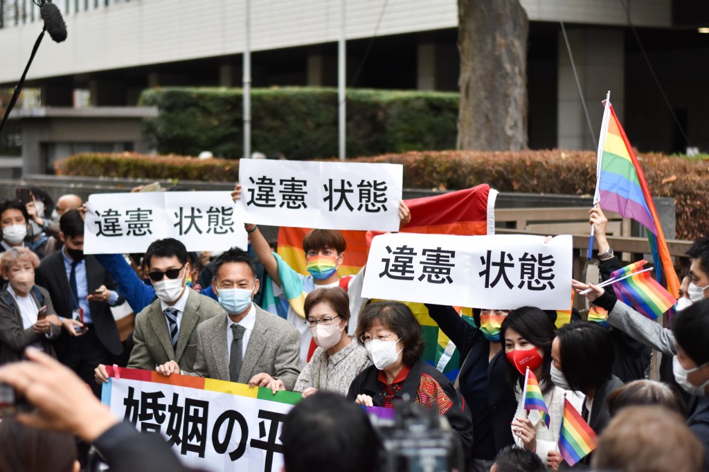 LHBT+-aktivister utenfor tingretten i Tokyo. Foto: Andrea Kunz Skrede
